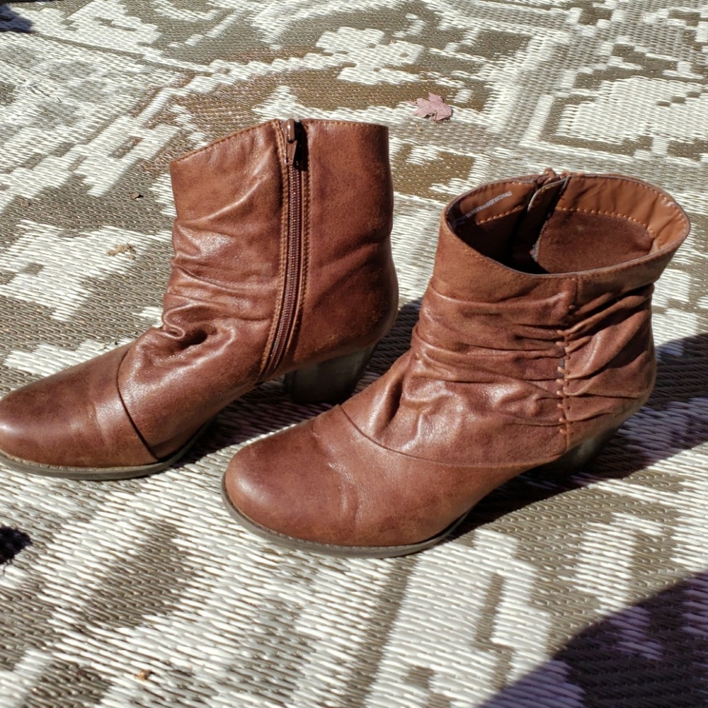 Shoed - Picture 2 of 2